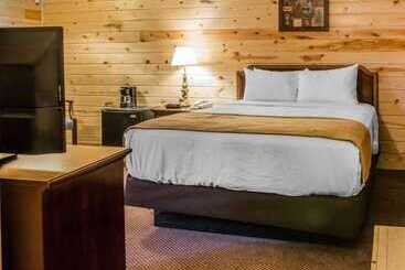 هتل Mackinac Lodge
