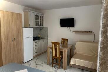 پانسیون Apartmani Orlović Bar