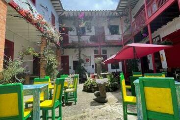 پانسیون Hostal Bomarzo