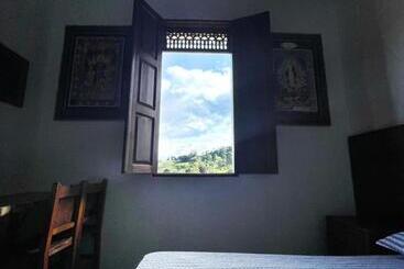 پانسیون Hostal Bomarzo