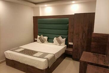 Tej Plaza ,a Family Hotel Near Igi Airport Delhi