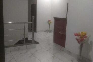 هتل Oyo 91128  Mongoose Palace