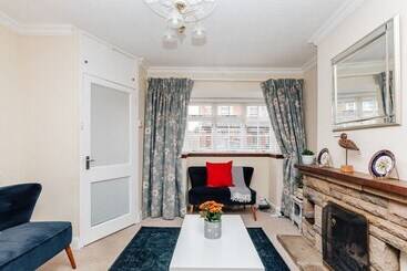 Park End House   Parking, Pet Friendly