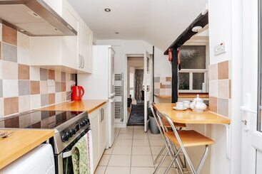 Park End House Parking, Pet Friendly