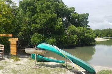 تختخواب و صبحانه Mangrove Inn Hura