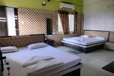 هتل Hindusthan Inn   On Beach