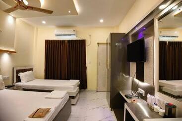 هتل Hindusthan Inn On Beach