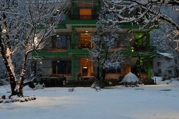 هتل The Royal Orchard Kasol