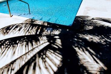 تختخواب و صبحانه Abaai Resort