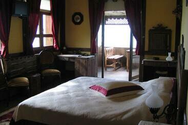 Zümrüdüanka Otel