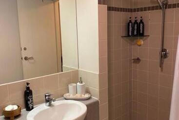 City River Views Free Parking Wifi Netflix Wine