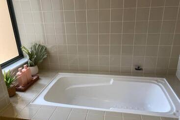 City River Views Free Parking Wifi Netflix Wine
