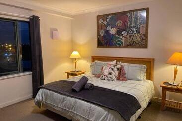 City River Views Free Parking Wifi Netflix Wine