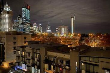 City River Views Free Parking Wifi Netflix Wine