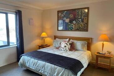 City River Views Free Parking Wifi Netflix Wine
