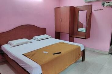 هتل Pickurstay Sujan Navin Lodge