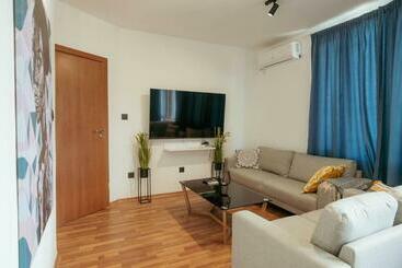 Luxury Art 4 Apartment