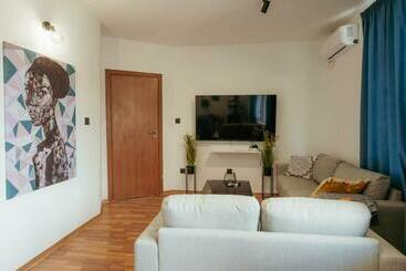 Luxury Art 4 Apartment
