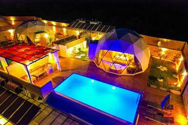 هتل Kalkan Dome Suites & Deluxe Glamping Holiday In Kalkan