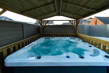 Hot Tub Jacuzzi On Private Terrace Free Gated Parking Sleeps 8
