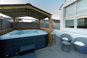 Hot Tub Jacuzzi On Private Terrace Free Gated Parking Sleeps 8