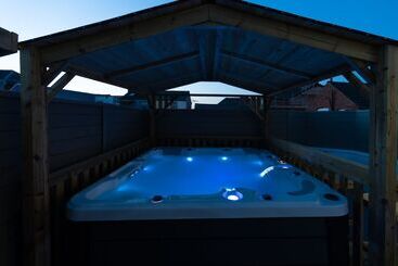 Hot Tub Jacuzzi On Private Terrace Free Gated Parking Sleeps 8