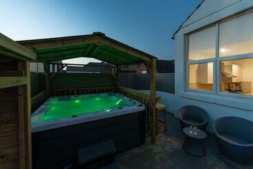 Hot Tub Jacuzzi On Private Terrace Free Gated Parking Sleeps 8