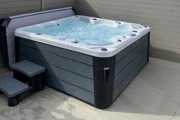 Hot Tub Jacuzzi On Private Terrace Free Gated Parking Sleeps 8