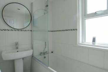 Hot Tub Jacuzzi On Private Terrace Free Gated Parking Sleeps 8