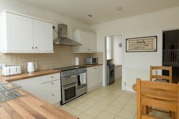 Hot Tub Jacuzzi On Private Terrace Free Gated Parking Sleeps 8