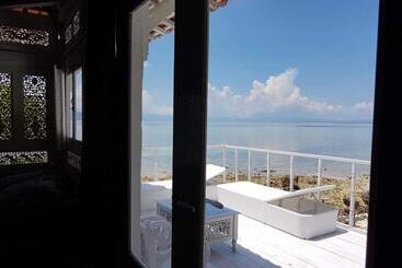 هتل Eco Dive Resort Alycastre