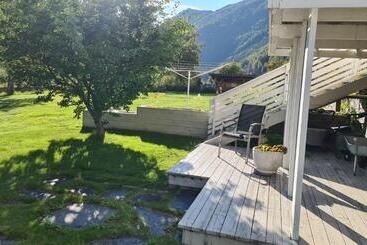 بنسيون Trolltunga Lodge