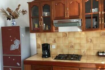 پانسیون Appartement Privatif   Villa Isora Paradise