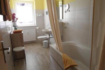 تختخواب و صبحانه Altstadt Hotel Peiß
