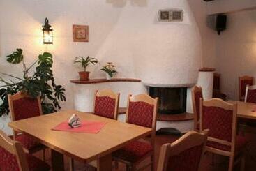 تختخواب و صبحانه Pension & Gasthaus Kahren