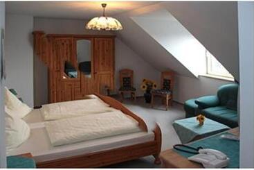 تختخواب و صبحانه Pension & Gasthaus Kahren