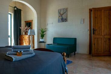 تختخواب و صبحانه Moonshine Villa