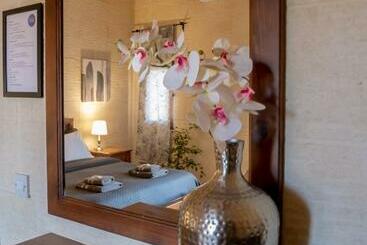 تختخواب و صبحانه Moonshine Villa