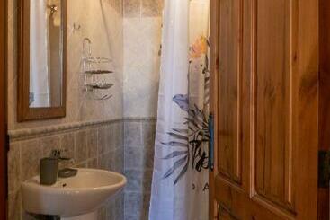 تختخواب و صبحانه Moonshine Villa