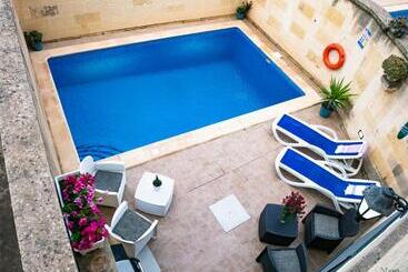 تختخواب و صبحانه Moonshine Villa