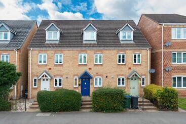 Central Townhouse Tipton   Sleeps 8   Ideal For Contractors & Families