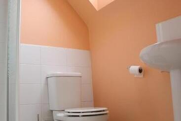Central Townhouse Tipton   Sleeps 8   Ideal For Contractors & Families