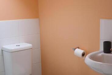 Central Townhouse Tipton   Sleeps 8   Ideal For Contractors & Families