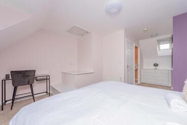 Central Townhouse Tipton Sleeps 8 Ideal For Contractors & Families