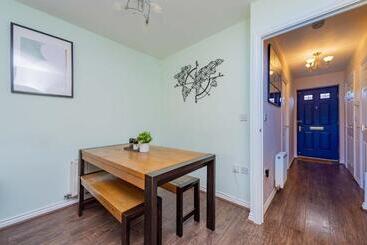 Central Townhouse Tipton   Sleeps 8   Ideal For Contractors & Families