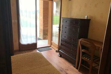 تختخواب و صبحانه La Maison De Laujol