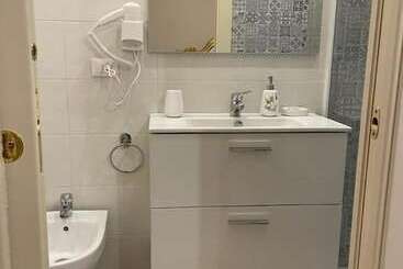 تختخواب و صبحانه Nicole House