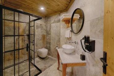 هتل Concept Cave Suites