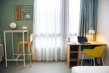 Twenty Business Flats Jouy En Josas