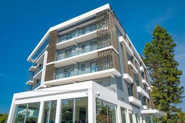 هتل Glyfada Riviera